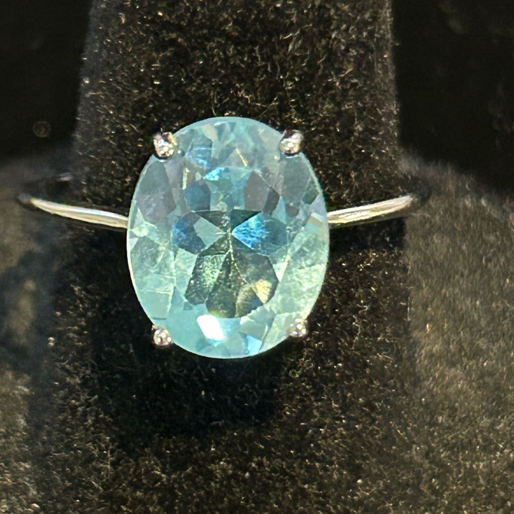 Stunning 5 carat blue topaz solitaire set in 925 Sterling